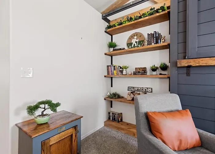Modern Cabin Vibes, Vaulted Ceilings, Sleeps 8!