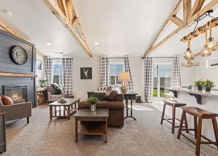 Modern Cabin Vibes, Vaulted Ceilings, Sleeps 8!